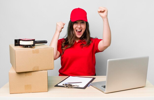 employé de l'emballeur de l'entreprise sur un bureau avec un ordinateur portable