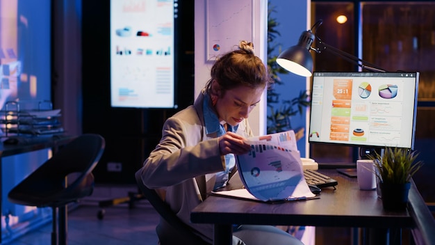 Photo gratuite employé d'une entreprise se sent stressé en travaillant tard au bureau