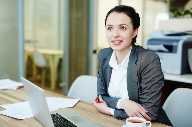 Photo gratuite employé en fonction