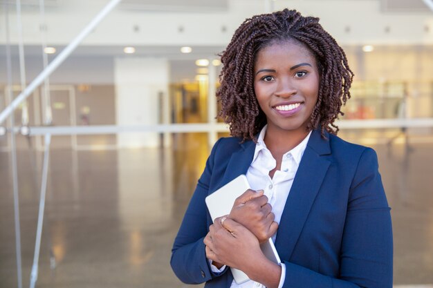 Un employé heureux avec une tablette reçoit de bonnes nouvelles