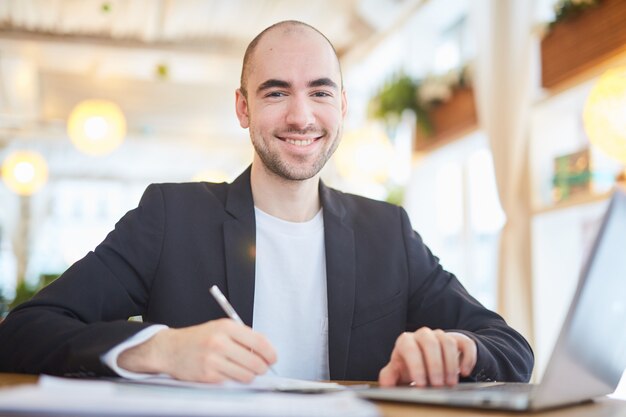 Photo gratuite employé heureux