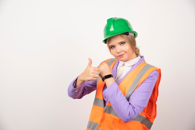 employé industriel femme debout sur blanc.