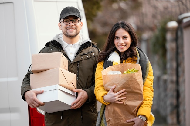 Photo gratuite employé de livraison avec paquet de nourriture