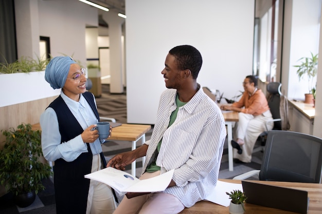 Employé masculin à son nouveau travail de bureau