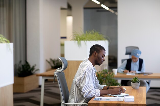 Employé masculin à son nouveau travail de bureau