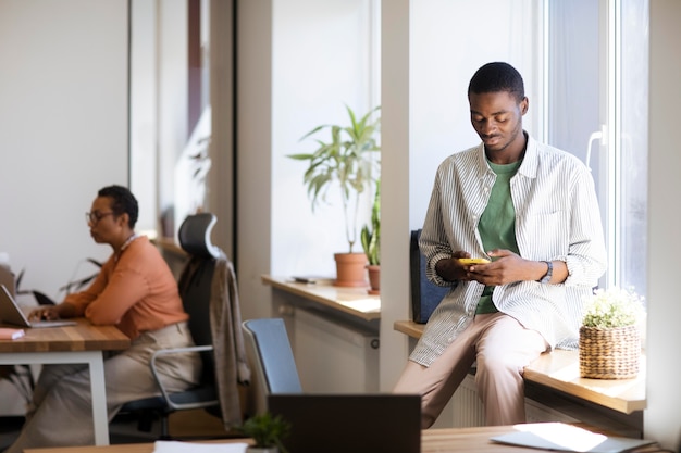 Employé masculin à son nouveau travail de bureau