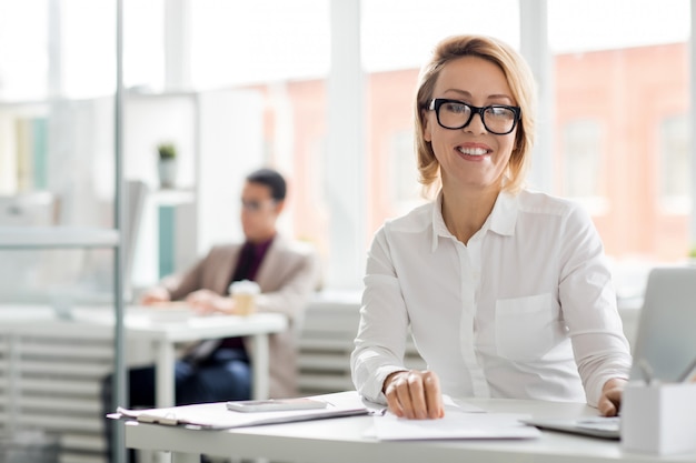 Photo gratuite employé qui réussit