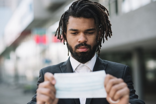 Photo gratuite employé à la recherche d'un masque médical