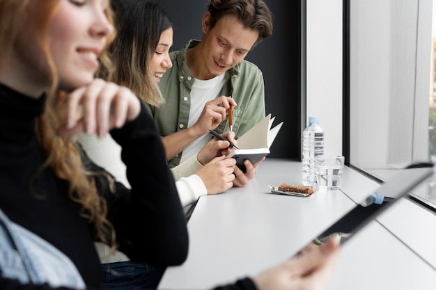 Employé se montrant reconnaissant les uns aux autres