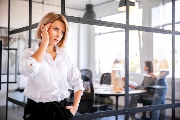 Employé de société à faible angle pensant à la stratégie