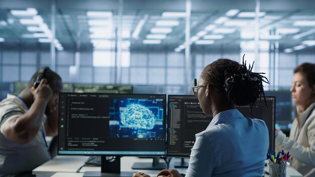 Employé travaillant avec des algorithmes d'apprentissage automatique par l'intelligence artificielle