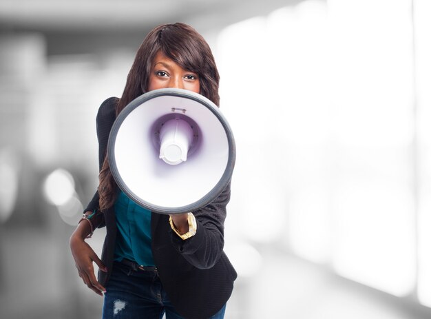 Employé travaillant avec un haut-parleur