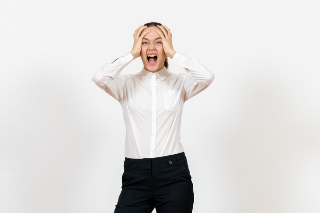 Employée de bureau crier en chemisier blanc sur blanc