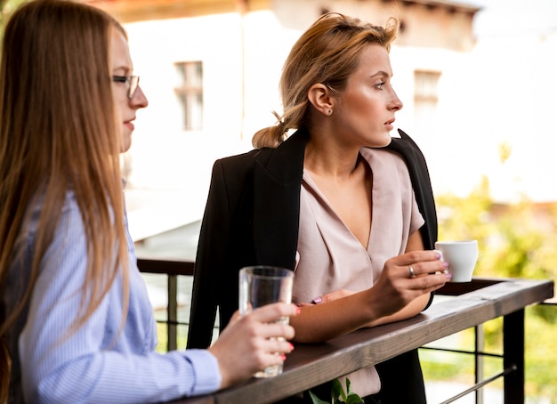 Photo gratuite employés d'affaires vue de côté sur la pause café