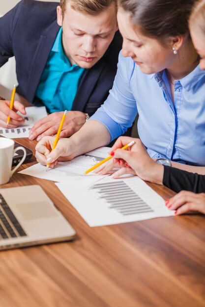 Employés de bureau assis à l&#39;écriture de bureau