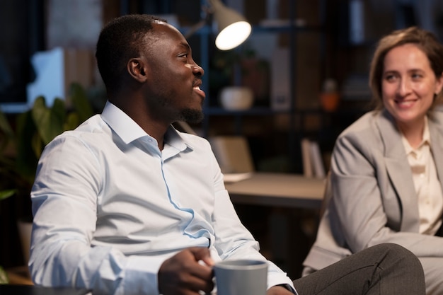 Employés de bureau ayant une pause