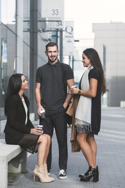 Employés de bureau avec du café dans la rue