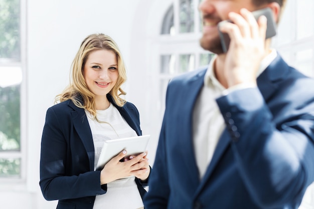 Employés de bureau masculins et féminins.