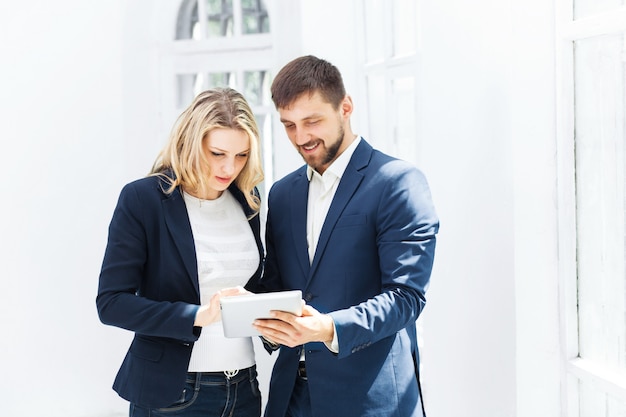 Employés de bureau masculins et féminins.