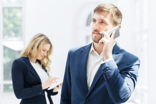 Employés de bureau masculins et féminins.