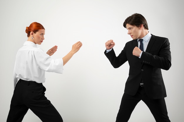 Photo gratuite employés de bureau se préparant à la concurrence commerciale