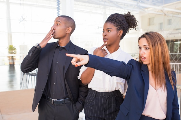 Employés de bureau surpris en regardant une scène choquante