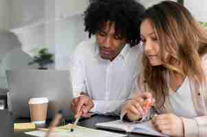 Photo gratuite employés de bureau travaillant en équipe