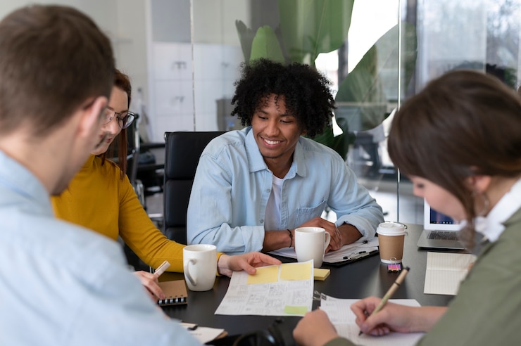 Photo gratuit employés de bureau travaillant en équipe
