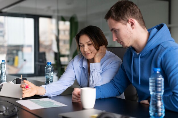 Employés de bureau travaillant en équipe