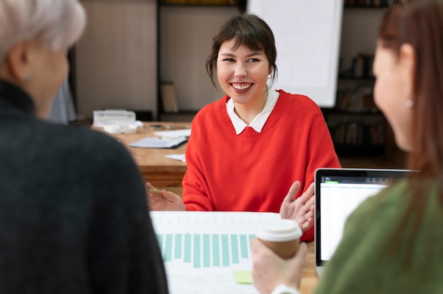 Photo gratuite employés de bureau travaillant en équipe