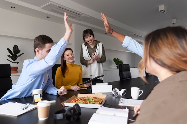 Photo gratuite employés de bureau travaillant en équipe