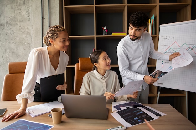 Employés de bureau utilisant des graphiques financiers