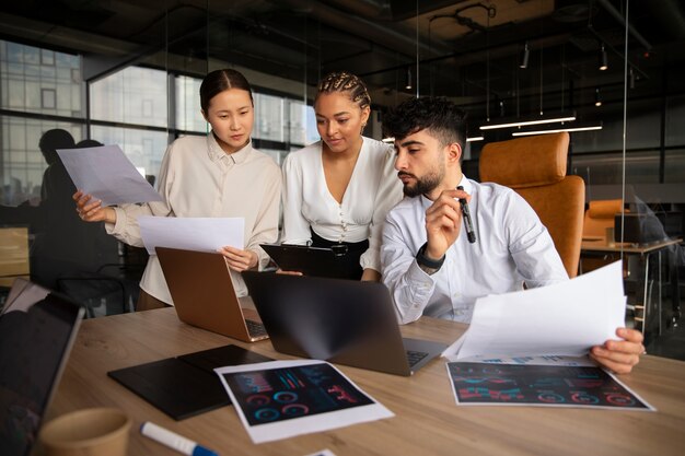 Employés de bureau utilisant des graphiques financiers