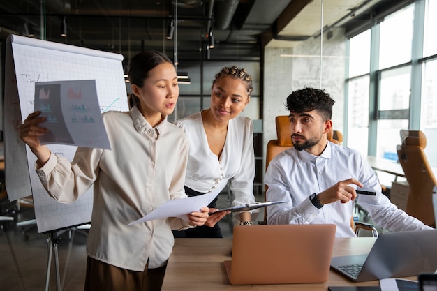 Employés de bureau utilisant des graphiques financiers