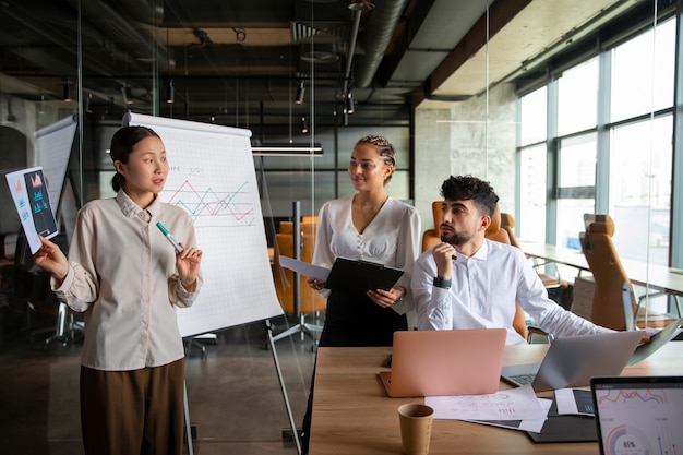 Employés de bureau utilisant des graphiques financiers