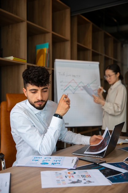 Employés de bureau utilisant des graphiques financiers