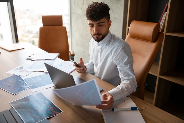 Photo gratuite employés de bureau utilisant des graphiques financiers