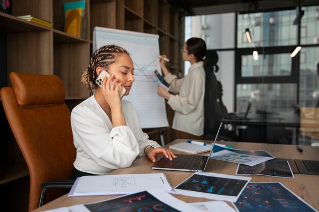 Employés de bureau utilisant des graphiques financiers