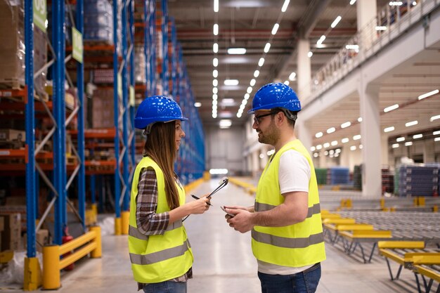 Employés d'entrepôt discutant de l'organisation