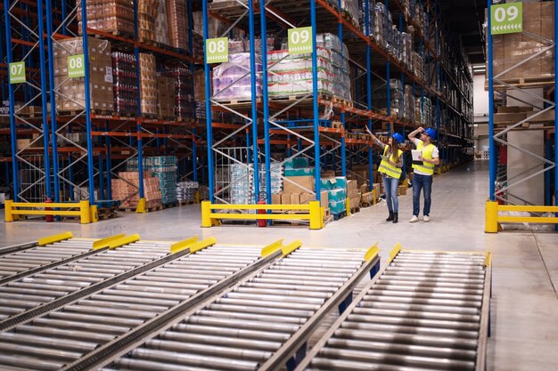 Les employés de l'entrepôt vérifient les stocks et la distribution des marchandises dans un grand magasin