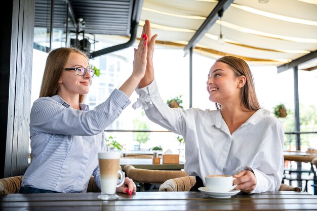 Employés d'entreprise à faible angle de cinq