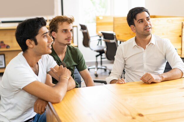 Les employés intéressés à l&#39;écoute de l&#39;orateur