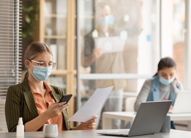 Employés portant des masques au bureau