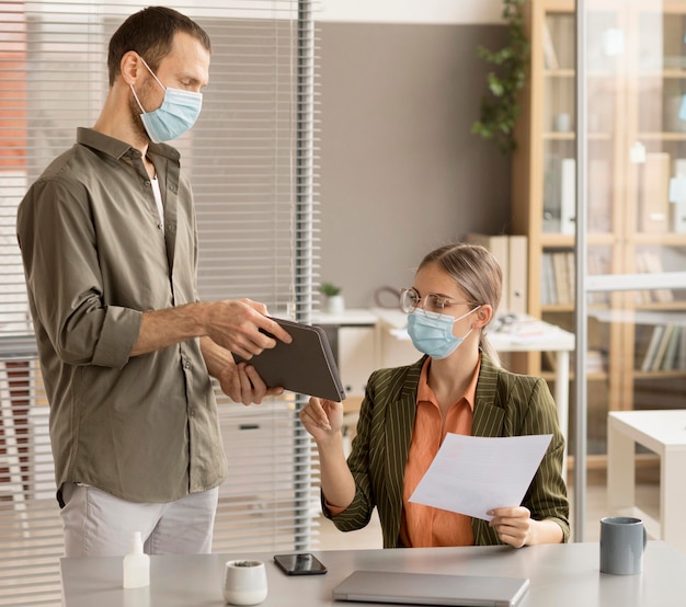 Employés portant des masques au bureau