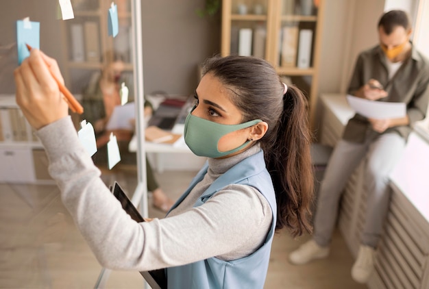 Employés portant des masques au bureau