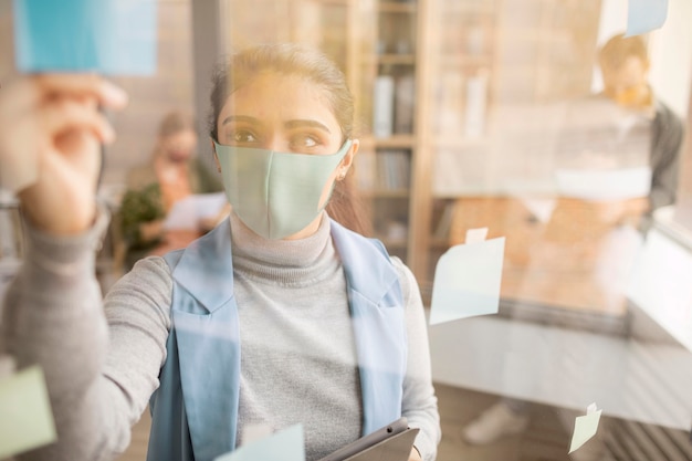 Employés portant des masques au bureau