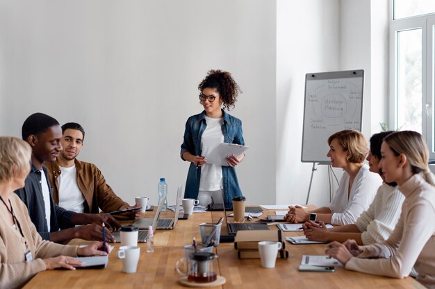 Employés en réunion d'affaires