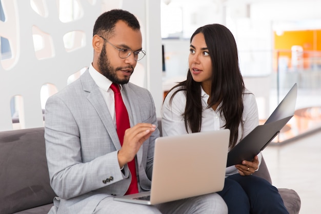 Employés sérieux discutant projet