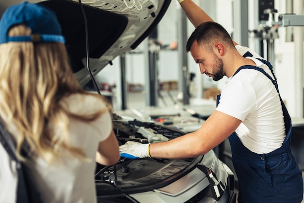 Employés de service de voiture vue de face