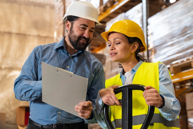 Employés de travail d'équipe dans l'entrepôt